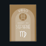 Chapa Virgo Personalizado Birthday Zodiac - Diseño moder<br><div class="desc">Personalice este botón con una fecha de nacimiento y un nombre. Un diseño personalizado con el signo zodiaco - Virgo - más rasgos de personalidad, información y constelación. Personalice esta vela de cumpleaños con una fecha de nacimiento y un nombre. Un diseño de cumpleaños personalizado con el signo zodiaco -...</div>