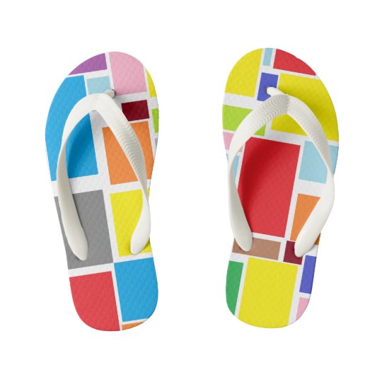 Chapoteo positivo de la sensación de los chanclas para niños