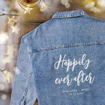 Chaqueta Vaquera Afortunadamente después de que el Boda se personal<br><div class="desc">¡Hagan una declaración con esta chaqueta de boda de denim personalizada! Las palabras 'Feliz para siempre' están escritas en un tipo de letra de guión moderno, y debajo se pueden agregar los nombres de parejas, fecha de boda, ubicación u otro texto. ¡Esta elegante chaqueta de algodón combina perfectamente con el...</div>