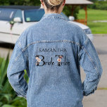 Chaqueta Vaquera Bachelorette Bride Tribe Boho Floral Letters<br><div class="desc">Denim chaquetas, personalizadas para que tu tribu de novias se ponga para tu fiesta de soltera, encubrir el día de tu boda, etc. La tribu de novias está escrita con letras neutras con flores de boho y escritura a mano. Perfecto para una boda en otoño, boda floral, bodas en el...</div>