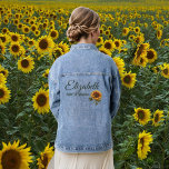 Chaqueta Vaquera Boda de girasol Hombra verde del bosque<br><div class="desc">Presentamos nuestra exquisita chaqueta de boda con decoración de girasol, denim jacket. Perfecto para la ducha de novias, la soltera o la proposición de la dama de honor. Los girasoles vibrantes simbolizan la alegría, la felicidad y el amor floreciente, marcando el tono perfecto para su día especial. Este producto es...</div>