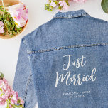 Chaqueta Vaquera Boda de novia casada personalizada<br><div class="desc">¡Celebra tu día especial con esta chaqueta de boda personalizada de denim! Las palabras 'Just Married' están escritas en un tipo de letra de guión moderno, y debajo se pueden agregar los nombres de las parejas, la fecha de boda, la ubicación u otro texto. ¡Esta elegante chaqueta de algodón combina...</div>