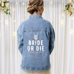 Chaqueta Vaquera Brida o muerte Skeleton Ducha Bridal Personalizada<br><div class="desc">Ducha de novia personalizada "Novia o muere": chaqueta de vaquero con la fecha de ducha de la novia y una mano esquelética. Diseño de texto blanco para un tema de Halloween o boda gótico.</div>