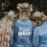 Chaqueta Vaquera Bride Squad Diversión Varsity Wedding Party Nombre<br><div class="desc">Nuestro guión de novia escuadrón de novia varsity style denim jacket de chaqueta presenta diseño tipográfico elegante "Bride" script y varsity "Squad style lettering". Diseñado para hacer que las cabezas se vuelvan en su día especial. Tanto si eres una novia de moda como si buscas el regalo perfecto para una...</div>