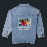 Chaqueta Vaquera Bride Squad Photo Name Bachelorette<br><div class="desc">Fiesta de Bachelorette con el nombre de Bride Squad. Agrega tu foto favorita de ti y tus amigos que tienen un borde blanco alrededor,  con Bride Squad y nombre debajo. Fácil de personalizar con tu foto y palabras.</div>