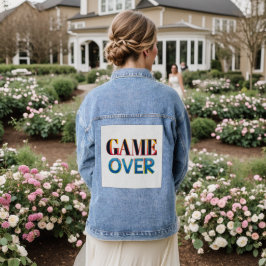 Chaqueta vaquera con texto "Game Over" en la parte