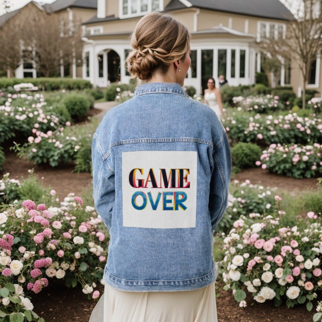 Chaqueta vaquera con texto "Game Over" en la parte (Reverso Boda)