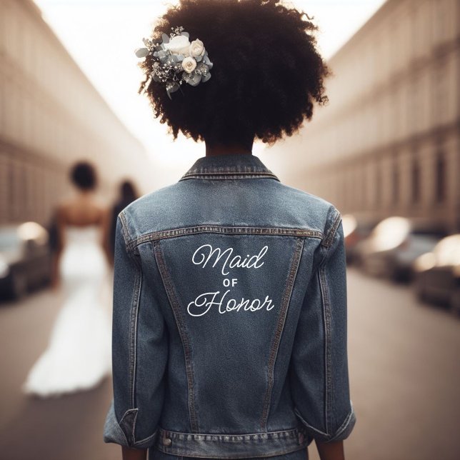 Chaqueta Vaquera Dama de Honor con Letra a Mano (black girl wearing a denim jacket with the message "maid of honor")
