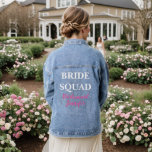 Chaqueta Vaquera Dama de honor Rosa Nombre personalizado Despedida<br><div class="desc">Hermosa caligrafía,  chaqueta de mezclilla rosa de dama de honor. Perfecta para la ducha de novia,  fiesta de despedida de soltera,  boda. Squad de novia.</div>