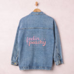Chaqueta Vaquera Feelin Peachy Funny Dice Tipografía<br><div class="desc">Feelin Peachy Funny Sayings Typography Denim Jackets con el texto moderno "Feelin Peachy" en tipografía rosa y melocotón. Diseñado por Evco Studio www.zazzle.com/store/evcostudio</div>