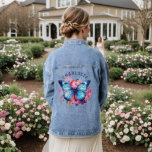 Chaqueta Vaquera Flora azul acuática floral rosa personalizada<br><div class="desc">Las Chaquetas de Denim Personalizadas de Floral Rosa de Mariposa Azul acuarela Azul acuarela presentan su nombre personalizado en la tipografía azul moderna con un acento de mariposa azul y flores rosadas y naranjas. Perfecto como regalo para su cumpleaños, Navidades, Día de la Madre, ducha de novia, despedida de soltera...</div>