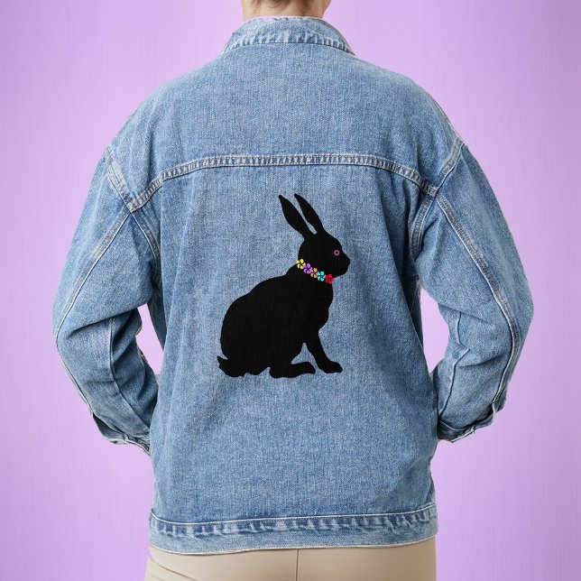 Chaqueta Vaquera Flores de conejo negro de silueta de perfil latera (Sitting black silhouette bunny rabbit with ring of colourful flower petals on a womans denim jacket.)