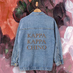 Chaqueta Vaquera Funny Kappa Kappa Chino Coffee Lover<br><div class="desc">Un giro en la vida griega en el Colegio o la Universidad, este divertido diseño tiene un prominente texto "Kappa Kappa Chino" escrito en negrita en color café con sombra negra. Sea el éxito de cada cafetería y tienda de comestibles cuando camines usando este diseño. Es una idea de regalo...</div>