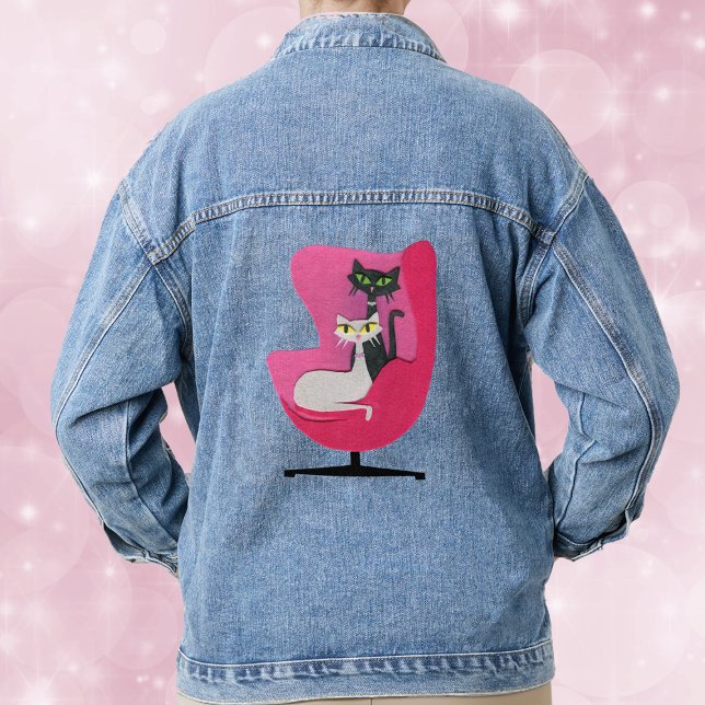 Chaqueta Vaquera Gatos de bonito de mediados de siglo en silla rosa (Two pretty mid century cats sitting in vintage bright pink chair on back of woman's denim jacket.)
