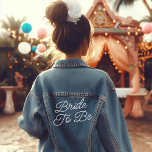 Chaqueta Vaquera Guión de novia a ser<br><div class="desc">Traje personalizado y casual para la novia,  con la posibilidad de añadir el texto que se desee en un tipo de letra de guión de bonito. Perfecto para bodas de moda boho y fiestas de soltera</div>
