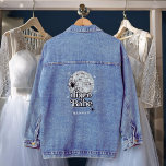 Chaqueta Vaquera Halloween Disco Ball Groovy Disco Babe<br><div class="desc">Retroceda en el tiempo con nuestra colección Retro Disco Ball Bridal Shower Invitation & Decor. Sumérjase en la nostalgia de los años 70 con arcos beige y gris mudos, realzados por fuentes purpurinas plateadas. La emblemática bola de disco retro ocupa el centro del escenario, evocando una era de glamour disco,...</div>