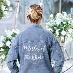 Chaqueta Vaquera La madre de la Boda de la novia personalizada<br><div class="desc">¡Haz que mamá se sienta especial con esta chaqueta de boda de denim personalizada! Las palabras 'Madre de la novia' están escritas en un tipo de letra de escritura de moda, y debajo puede agregar un nombre personalizado, fecha de boda, ubicación u otro texto. Esta elegante chaqueta de algodón combina...</div>