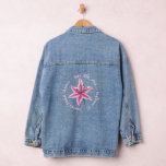 Chaqueta Vaquera Lluvia floral de flores de lirio rosa ducha de nov<br><div class="desc">El diseño presenta un original ilustracion de marca de una flor de lirio rosa bonito. Ideal para una ducha nupcial, una fiesta de compromiso, una fiesta de cumpleaños, un fiesta de jardín o un té por la tarde. Este ilustracion floral rosa también está disponible en otros productos. ¿No ves lo...</div>