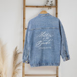 Chaqueta Vaquera Madre de la fiesta de la boda del nombre del guión<br><div class="desc">Nuestra minimalista y elegante chaqueta de boda "Madre de la novia", el denim, presenta la moderna caligrafía de escritura "Madre de la novia". Diseñado para hacer que las cabezas se vuelvan en su día especial. Tanto si eres una novia de moda como si buscas el regalo perfecto para su Madre...</div>