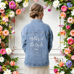 Chaqueta Vaquera Madre de la Novia Boda Letra Blanca Script<br><div class="desc">Chaquetón de mezclilla para la madre de la novia con letra blanca. Ideal para bodas,  fiesta de la novia,  cena de ensayo de la fiesta de despedida de soltera. Consulte otros productos con este diseño en la colección a continuación.</div>