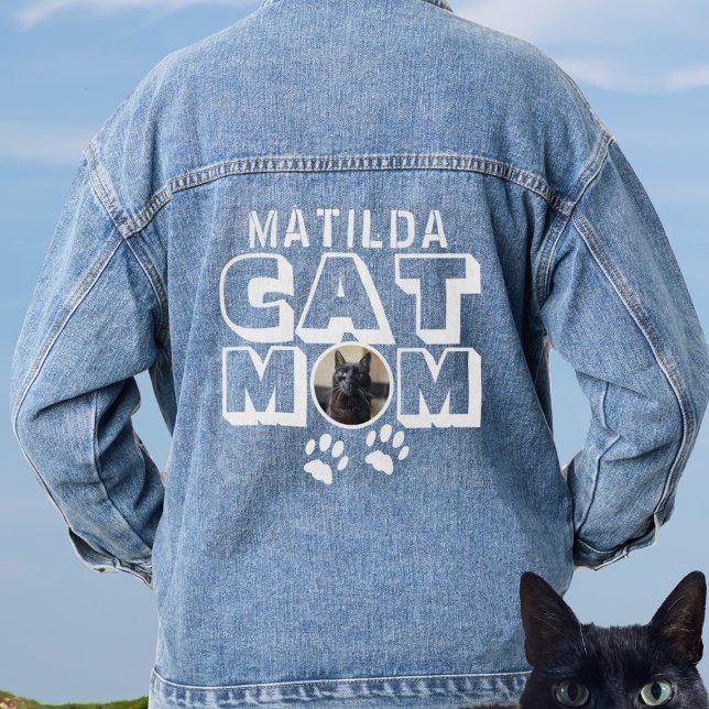 Chaqueta Vaquera Mascota de nombre de impresión de Cat Mom Paw Foto (Add your name and your best friend's photo to this cute Cat Mom denim jacket)