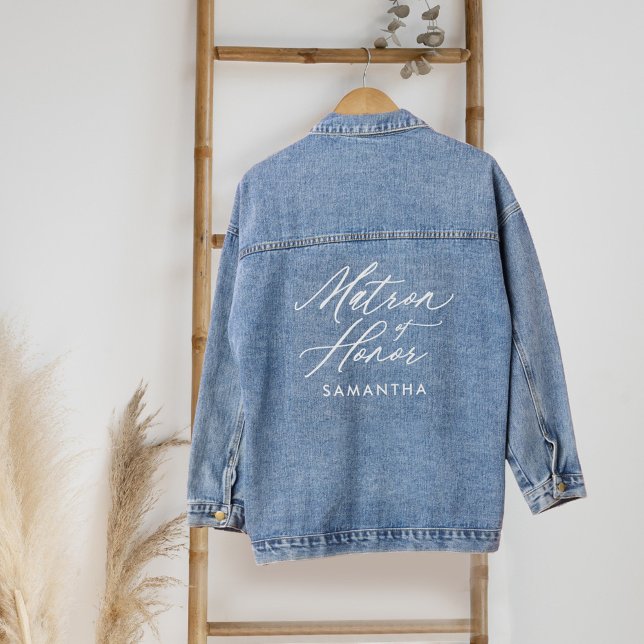 Chaqueta Vaquera Matrón de Honor Elegante Guión Partido de Boda (Matron of Honor Elegant Script Name Wedding Party Denim Jacket)