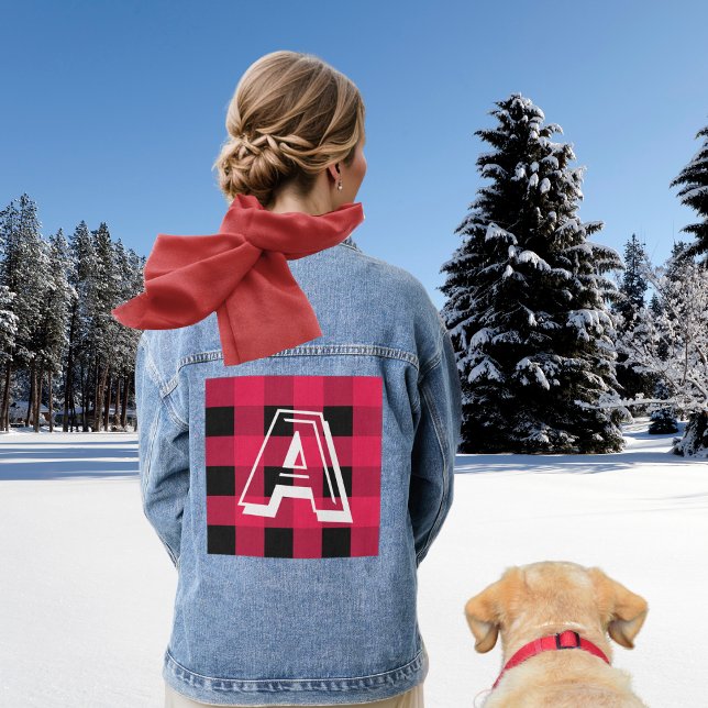 Chaqueta Vaquera Moderno Monograma Comprobación inicial de búfalo r (A denim jacket with monogram initial in a white capital letter, on a red buffalo plaid panel)