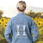 Chaqueta Vaquera Monograma de dama de honor inicial y nombre person<br><div class="desc">Chaqueta monograma de dama de honor personalizada con un nombre inicial,  ideal para una ducha nupcial o nupcial con un diseño moderno y letra negrita impresa en la parte posterior. Cambie los colores o la posición haciendo clic en el botón para editar el diseño.</div>