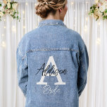 Chaqueta Vaquera Monograma de novia inicial y nombre personalizado<br><div class="desc">Chaqueta de nido monograma de novia personalizada con un nombre inicial,  ideal para una ducha nupcial o nupcial con un diseño moderno y letra negrita impresa en la parte posterior. Cambie los colores o la posición haciendo clic en el botón para editar el diseño.</div>