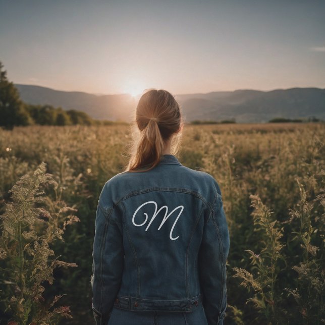 Chaqueta Vaquera Monograma inicial en letra de script (girl on an autumn field wearing a custom denim jacket with her name initial)