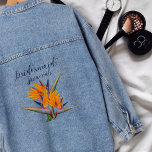 Chaqueta Vaquera Nombre de la dama de honor de las flores del paraí<br><div class="desc">Chaqueta de nido de dama de honor con naranja, diseño de flores de ave del paraíso y personalización. En la parte trasera se ve la imagen de las flores exóticas y de las palabras. El texto de "niñera de honor" está escrito en azul oscuro con un lugar para su nombre...</div>