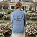 Chaqueta Vaquera Nombre de la dama de honor del guión del pincel mo<br><div class="desc">Caligrafía moderna Pincel Guión de la escritura Bridesmaid Nombre Denim Chaqueta - Texto negro</div>