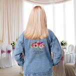 Chaqueta Vaquera Nombre de la dama de honor personalizada de floral<br><div class="desc">Hermosas flores acuáticas de fucsia rosa y brillante decoran esta sencilla y personalizada chaqueta de damas de moda para una ducha nupcial de verano o una fiesta de soltera en un jardín. El precioso guión cursivo es destacado por un magnífico magenta vibrante y morado ramo de rosas florales para tu...</div>