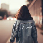 Chaqueta Vaquera Nombre en letra de script<br><div class="desc">Trato amable e informal con tu nombre,  perfecto para los fines de semana chicas,  fiestas de soltera y más.</div>