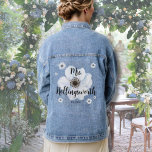 Chaqueta Vaquera Novia de boda con guión<br><div class="desc">Diseño de chaqueta de jean blanca y simple con flores para la Sra. Apellido, perfecto para tomar fotos de boda lindas o para regalar a una novia en una fiesta de despedida de soltera o una fiesta de boda. No solo puede ser un gran accesorio para el día de la...</div>