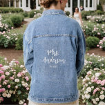 Chaqueta Vaquera Novia de guión simple<br><div class="desc">¡Chaqueta vaquera linda y fácil de personalizar para tu boda! Tanto adorable para fotos como para guardar como recuerdo. ¡Cambia el apellido y el año de la boda por tu propia fecha! También hace un gran regalo para fiestas de soltera, despedidas de soltera y más. Chaqueta vaquera personalizada con guión...</div>