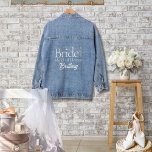 Chaqueta Vaquera Novialidad moderna del partido de novias, brigada<br><div class="desc">La moderna dama de honor Denim Jacket del bridal Party Bridal Squad es perfecta para las fotos de su fiesta nupcial. Usa estas chaquetas personalizadas para las fotos de tu ducha de novia y para que el boda tenga un aspecto divertido y personalizado. ¡personalizar la "doncella de honor" y nombre...</div>