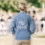 Chaqueta Vaquera Personalizado Nueva Sra. Bride Boda guión moderno<br><div class="desc">Haga una declaración en su gran día con nuestra chaqueta de personalizado "Nueva señora". Elevar el estilo boda con elegancia personalizada. 💍 👰 #BridalFashion</div>