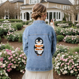 Chaqueta Vaquera Pingüino con letrero de No te pierdas