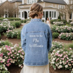 Chaqueta Vaquera pronto será la Sra. Denim Jacket<br><div class="desc">Esta sencilla y elegante chaqueta de denim es perfecta para que la novia lo sea. Esta chaqueta de jean está decorada pronto para ser la señora y el nuevo apellido de la novia en un tipo elegante. ¡Es fácil de personalizar y sería tan divertido usarlo!</div>