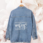Chaqueta Vaquera Regalo de Boda de moda Wifey Newlyw<br><div class="desc">La clásica chaqueta de denim con un texto moderno "Wifey" en un guión de caligrafía rápida con corazón,  y personalizado con el año. El boda perfecto y el placer de la bella novia recién casada.</div>