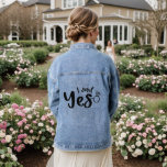 Chaqueta Vaquera Tipografía de compromiso de boda Dije Sí<br><div class="desc">La tipografía de compromiso de boda Dije Sí Chaquetas de mezclilla presenta el texto "Dije sí" en tipografía de guión moderna acentuada con un anillo de compromiso. Diseñado por Evco Studio www.zazzle.com/store/evcostudio</div>