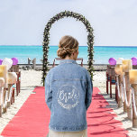 Chaqueta Vaquera Tipografía de la novia blanca y boda de la corona<br><div class="desc">Esta tipografía de la Novia Blanca y su boda de coraje floral, Denim Jacket, es una pieza encantadora que ha sido diseñada específicamente para una futura novia casada en su ducha nupcial o día de boda. Un tipo de letra de la escritura explica la palabra "novia" en la parte posterior...</div>