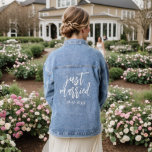 Chaqueta Vaquera Tipografía moderna de escritura blanca casada<br><div class="desc">Celebra tu nuevo estatus con nuestra tipografía moderna de escritura blanca recién casada Denim Jacket! Esta elegante chaqueta presenta una elegante tipografía de escritura blanca que contrasta con el denim clásico. Perfecto para celebraciones post-ceremonia, recepciones o aventuras de luna de miel, añade una moda y un toque contemporáneo a tu...</div>