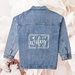 Chaqueta Vaquera Trendy Heart Calligraphy Wifey Bride Boda<br><div class="desc">La clásica chaqueta de denim de moda con un moderno texto enmarcado "Wifey" en un guión de caligrafía rápida con corazón,  personalizado con el año. El boda perfecto y el placer de la bella novia recién casada.</div>