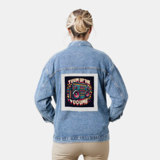 Chaqueta Vaquera Un gráfico de una caja de boom grande con "Turn Up