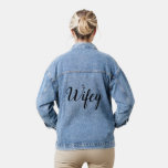 Chaqueta Vaquera Wifey Denim Jacket negro<br><div class="desc">Esta es una chaqueta de denim súper divertida y a la moda para los recién casados,  que se acentúa con Wifey escrito en la espalda en lujoso tipo negro.</div>