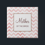 Chevron rosa: Madre del botón de novia<br><div class="desc">Personalizar este botón para los miembros de la fiesta nupcial — madre/padre de la novia/novio.</div>