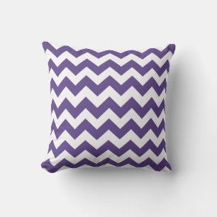 Chevron ultravioleta y almohada de franjas blancas