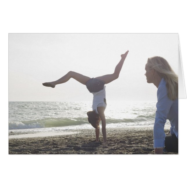 Chica adolescente realiza hazaña gimnástica, mamá (Anverso (Horizontal))